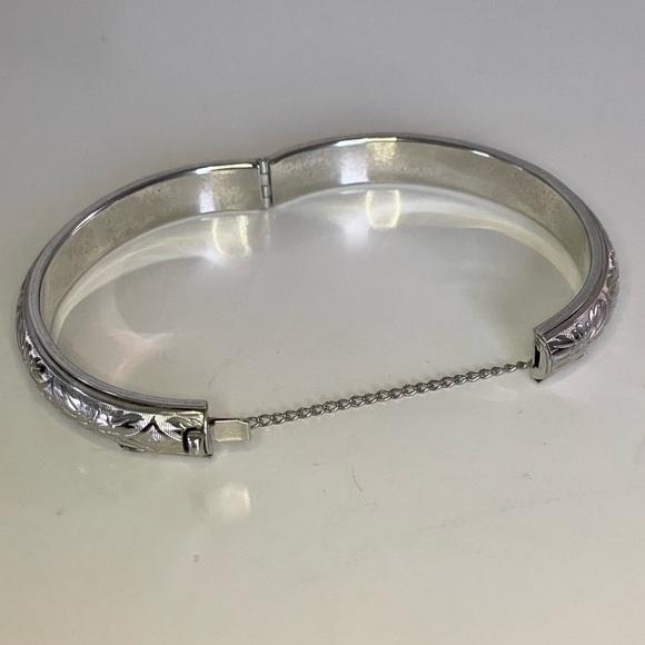 Floral Print Silver Tone Metal Bangle Clasp Bracelet - Picture 4 of 12